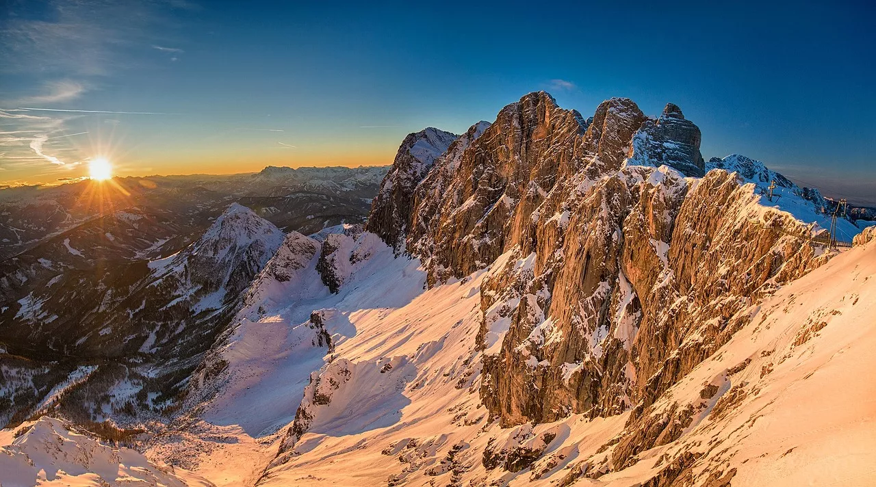 Alpenberge im Schnee