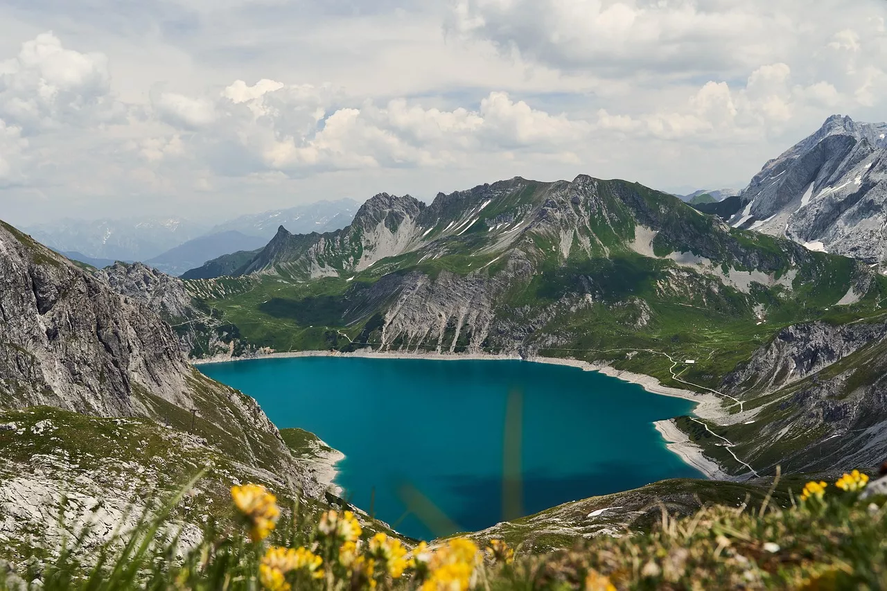 Berge mit Blick auf einem See