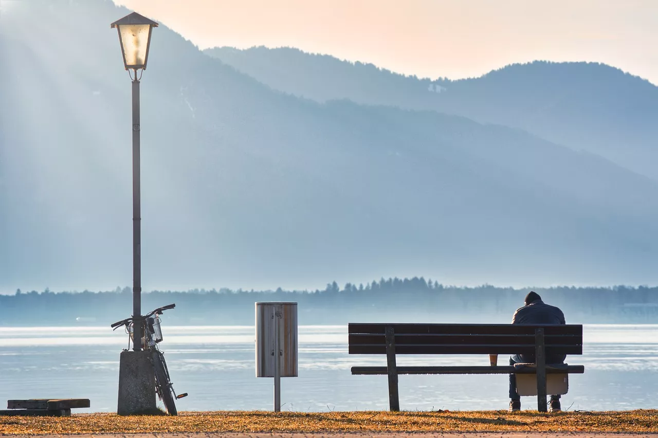 Person am Chiemsee