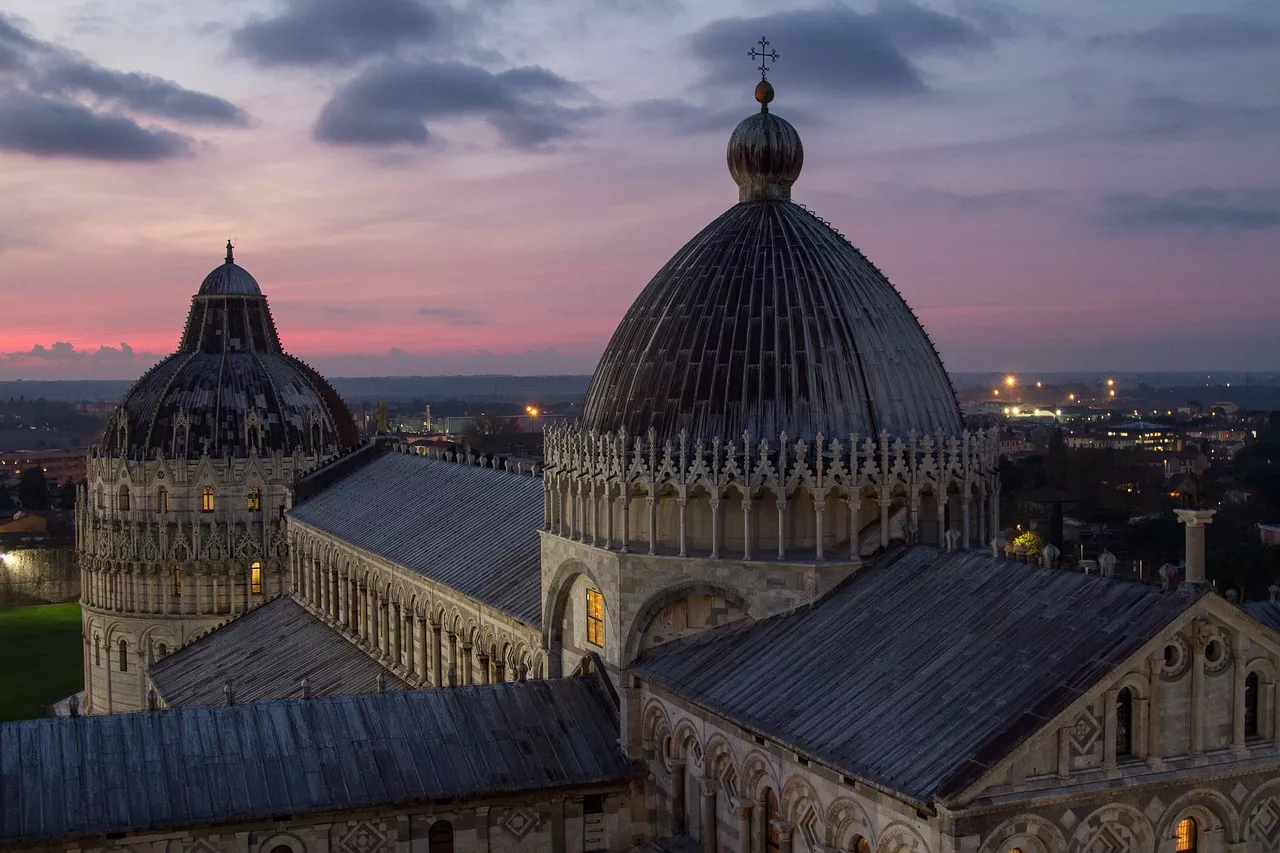 Pisa bei Nacht